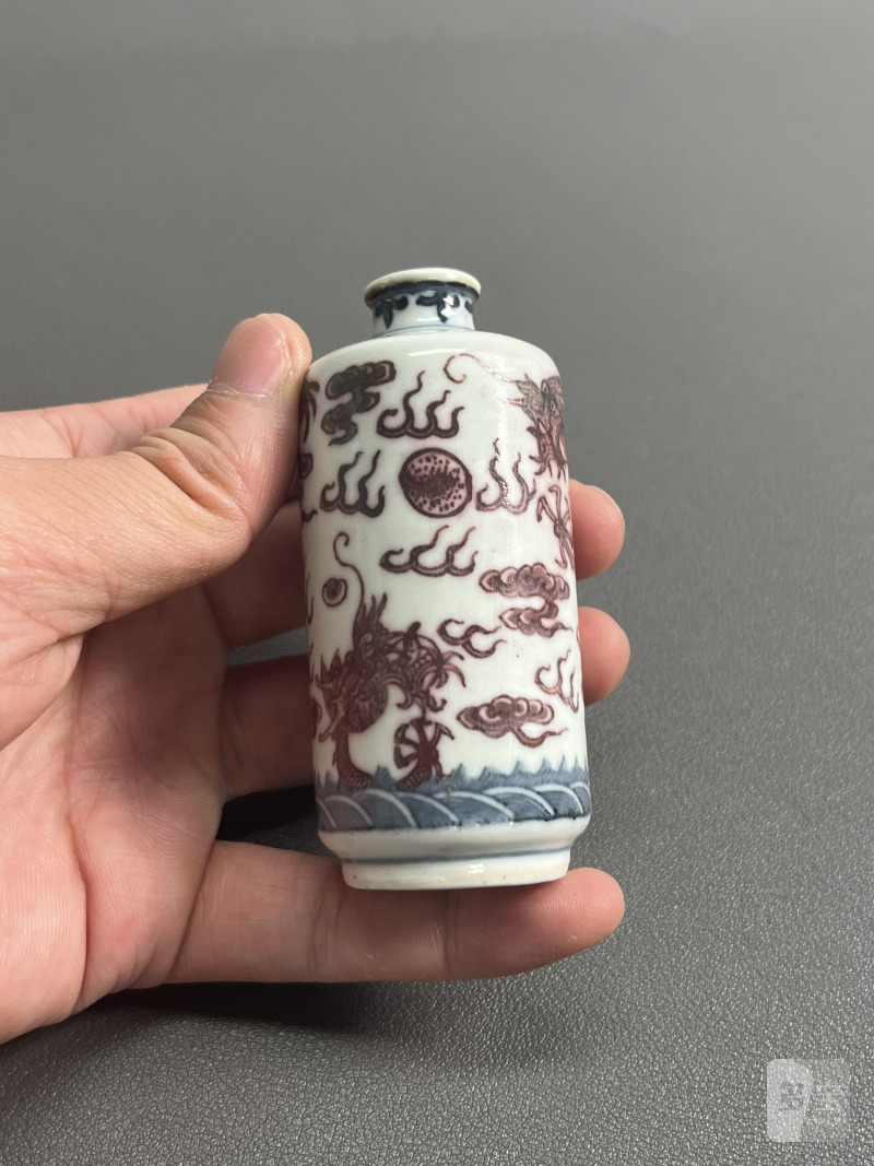 清中期  青花釉里红云龙海水纹鼻烟壶 - 图7